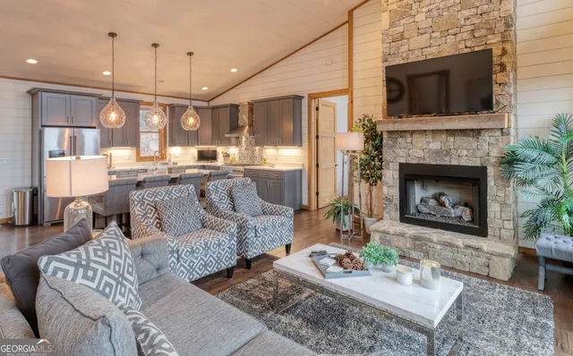 a view of a house with backyard and trees