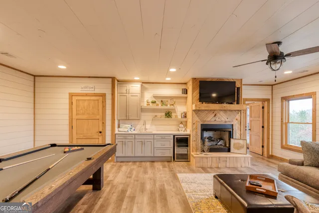 a view of a dinning table and chairs in the patio