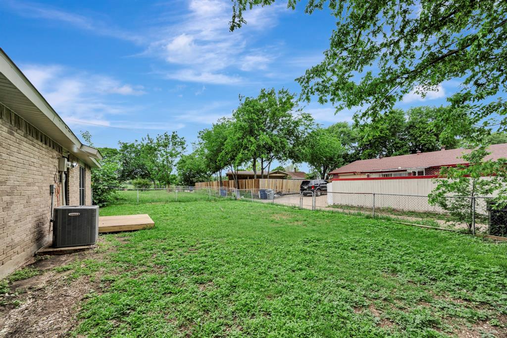 9415 Timberbluff Road Dallas, TX 75249 - Photo 34 of 40