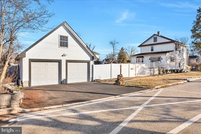 a black and white photo of a picture