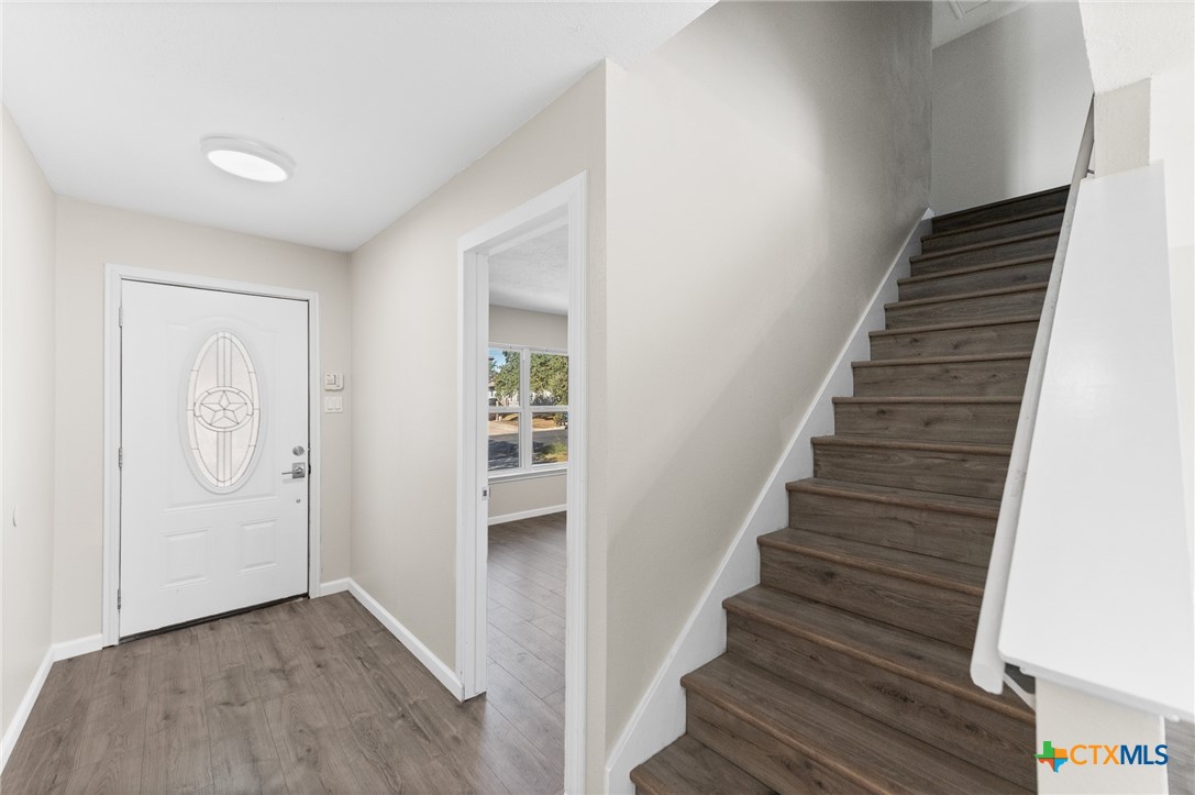 8010 Chestnut Gate Lane Converse, TX 78109 - Photo 9 of 35 a view of an entryway with wooden floor
