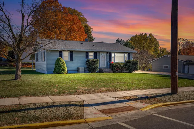 $319,900 | 1332 East Avenue North, Onalaska, WI 54650