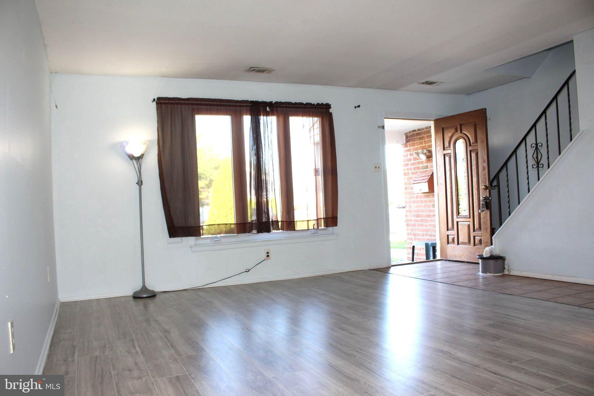 146 Oakmont Road Clementon, NJ 08021 - Photo 16 of 61 Spacious entryway with natural light.