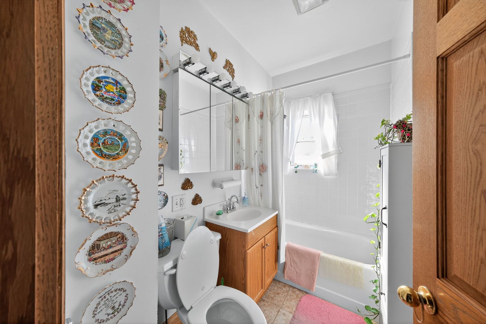 6541 South Carpenter Street Chicago, IL 60621 - Photo 24 of 27 a bathroom with a bathtub and shower curtain