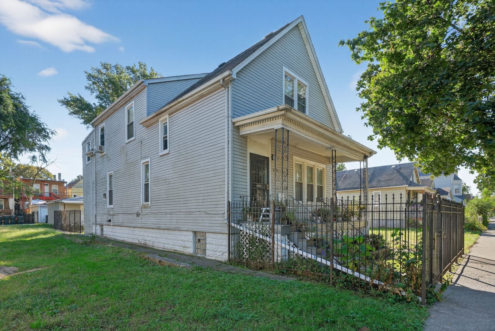 6541 South Carpenter Street Chicago, IL 60621 - Photo 3 of 27 a front view of a house with garden