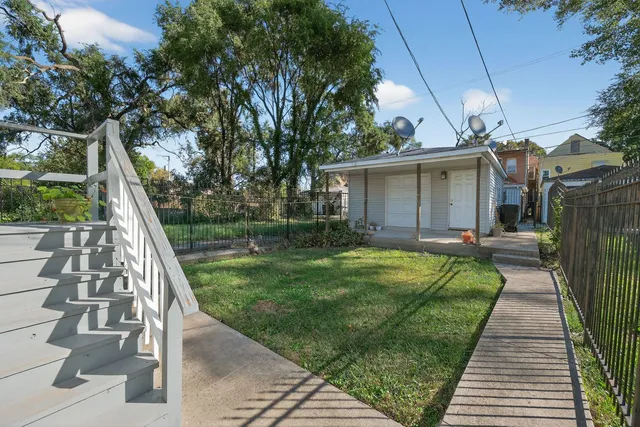 a view of a house with backyard