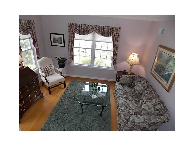 1096 Middle Road East Greenwich, RI 02818 - Photo 4 of 20 Living Room.
