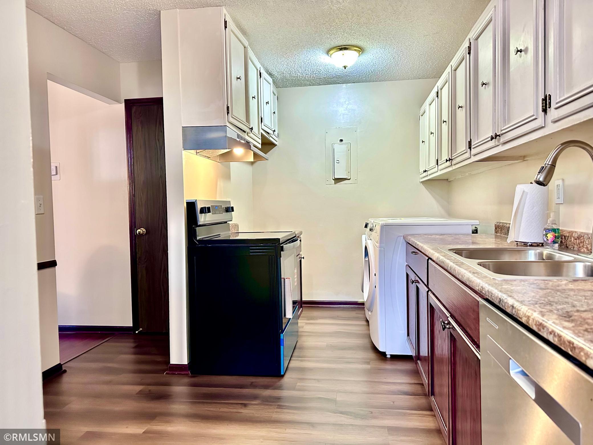 1228 Wagon Wheel Road Hopkins, MN 55343 - Photo 8 of 22