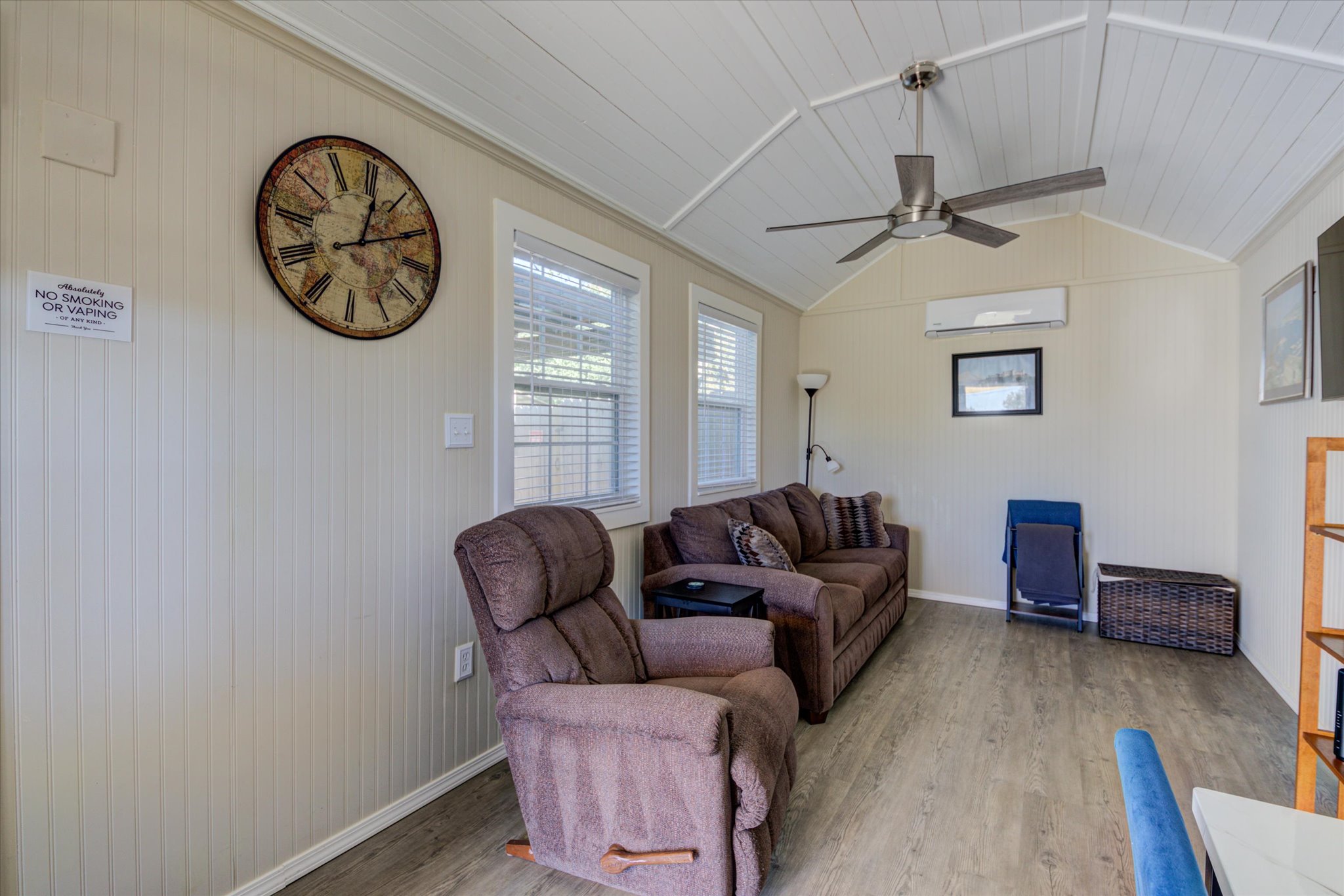 200 Harbor Circle Georgetown, TX 78633 - Photo 34 of 38 a living room with furniture and a window