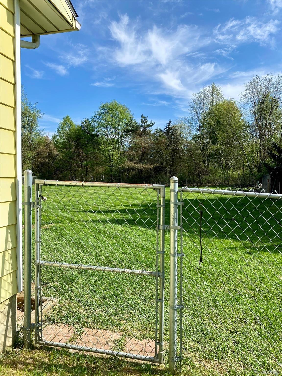 10350 East Stanley Road Davison, MI 48423 - Photo 4 of 49 4D0E292A-D299-4D88-A389-9B4FE656C91A_1_201_a.jpeg