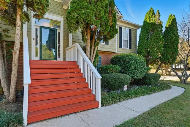 a view of a house with a yard