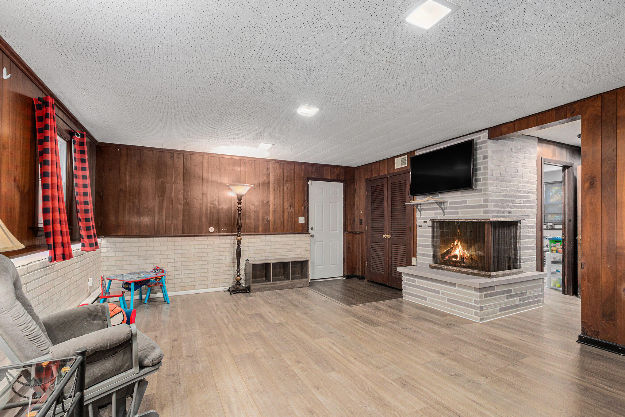 643 North Indiana Street Griffith, IN 46319 - Photo 12 of 23 2038x1359