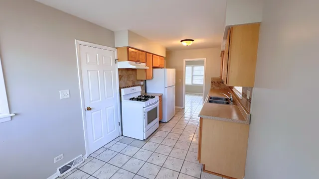 $227,000 | 944 East 163rd Place, South Holland, IL 60473