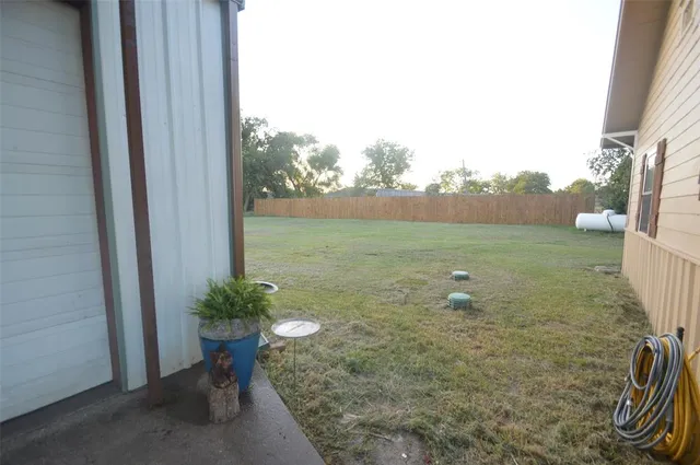 a view of a backyard