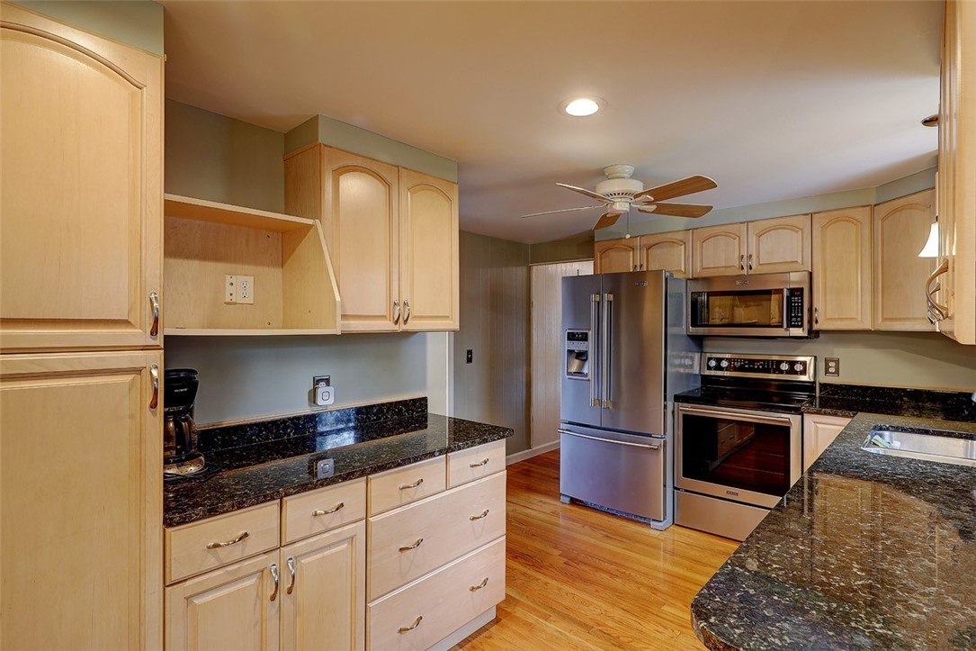 51 Montcalm Road Warwick, RI 02889 - Photo 3 of 26 Gallery Image 3