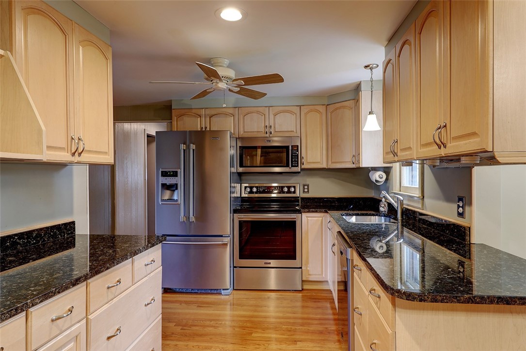 51 Montcalm Road Warwick, RI 02889 - Photo 4 of 26 Gallery Image 4