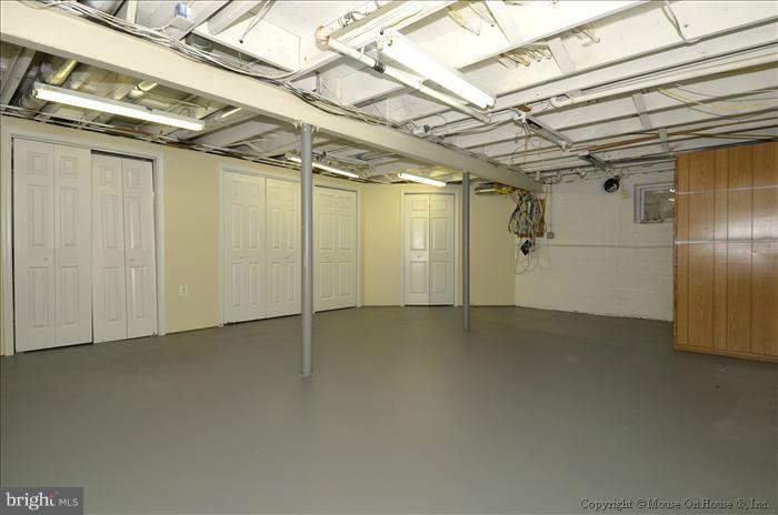 5402 Ridgefield Road Bethesda, MD 20816 - Photo 21 of 27 a view of a garage