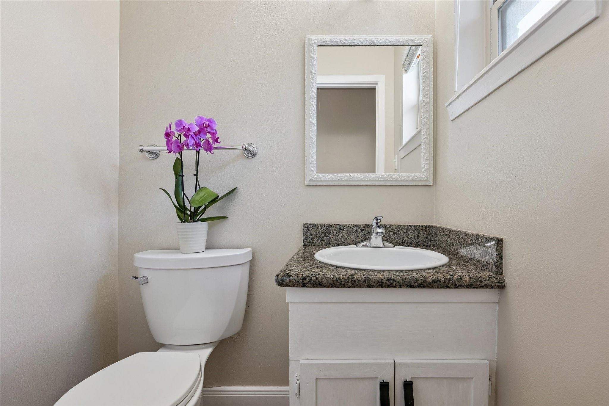 1205 Autrey Street, Unit 9 Houston, TX 77006 - Photo 7 of 32 Half bathroom.