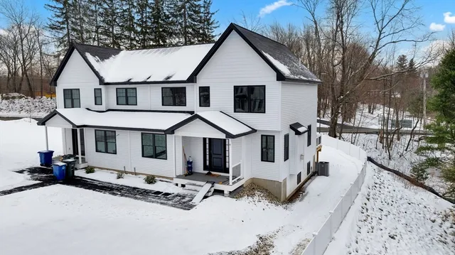 $569,900 | 711 Massachusetts Avenue, Unit 4, Lunenburg, MA 01462