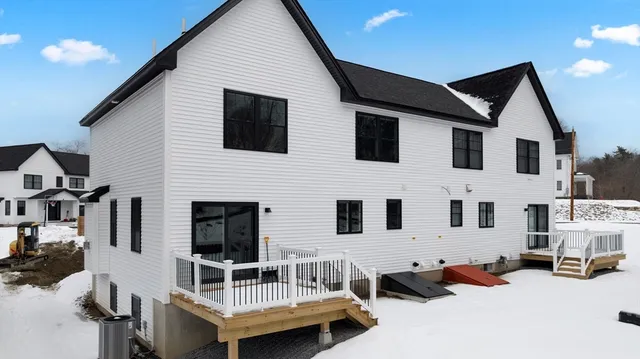 $569,900 | 711 Massachusetts Avenue, Unit 4, Lunenburg, MA 01462