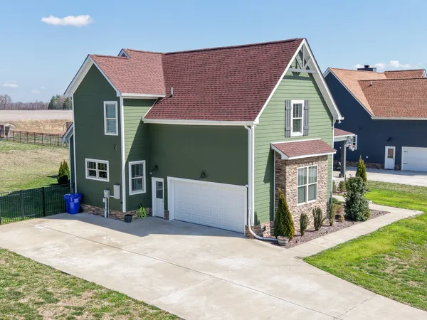 $749,900 | 529 Clearview Road, Cottontown, TN 37048