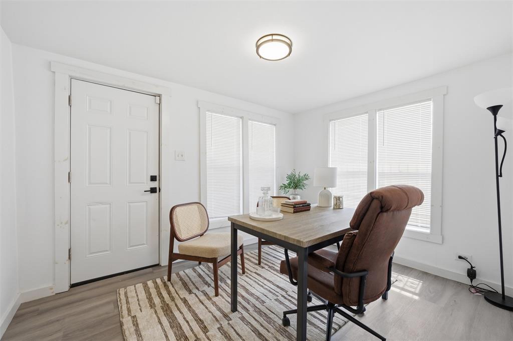 1116 Houston Street Waco, TX 76704 - Photo 10 of 16 a workspace with furniture and window