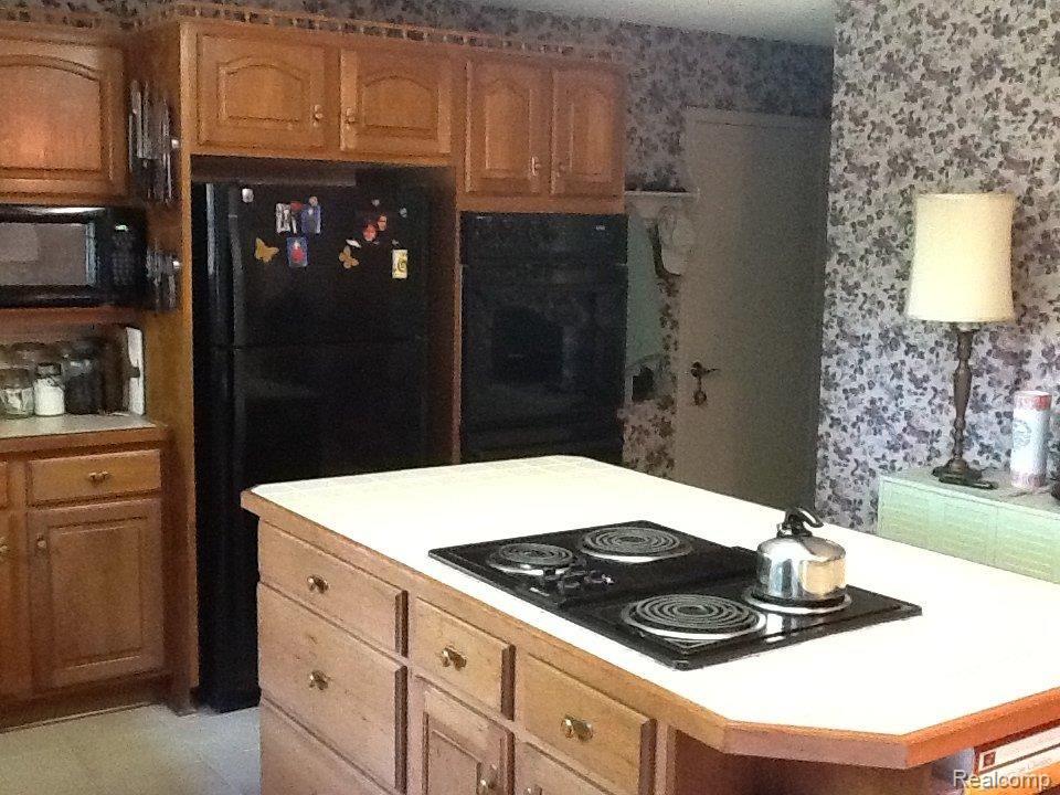 9373 Mabley Hill Road Fenton, MI 48430 - Photo 9 of 24 Good Island Kitchen.JPG