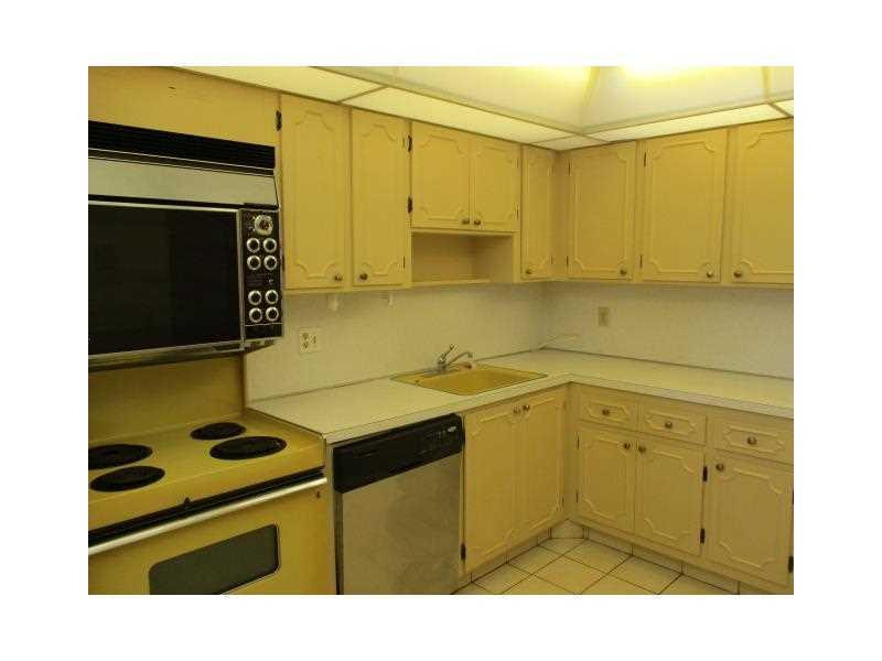 3090 North Course Drive, Unit 501 Pompano Beach, FL 33069 - Photo 3 of 15 Kitchen