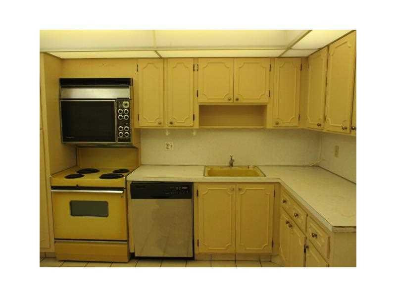 3090 North Course Drive, Unit 501 Pompano Beach, FL 33069 - Photo 4 of 15 Kitchen