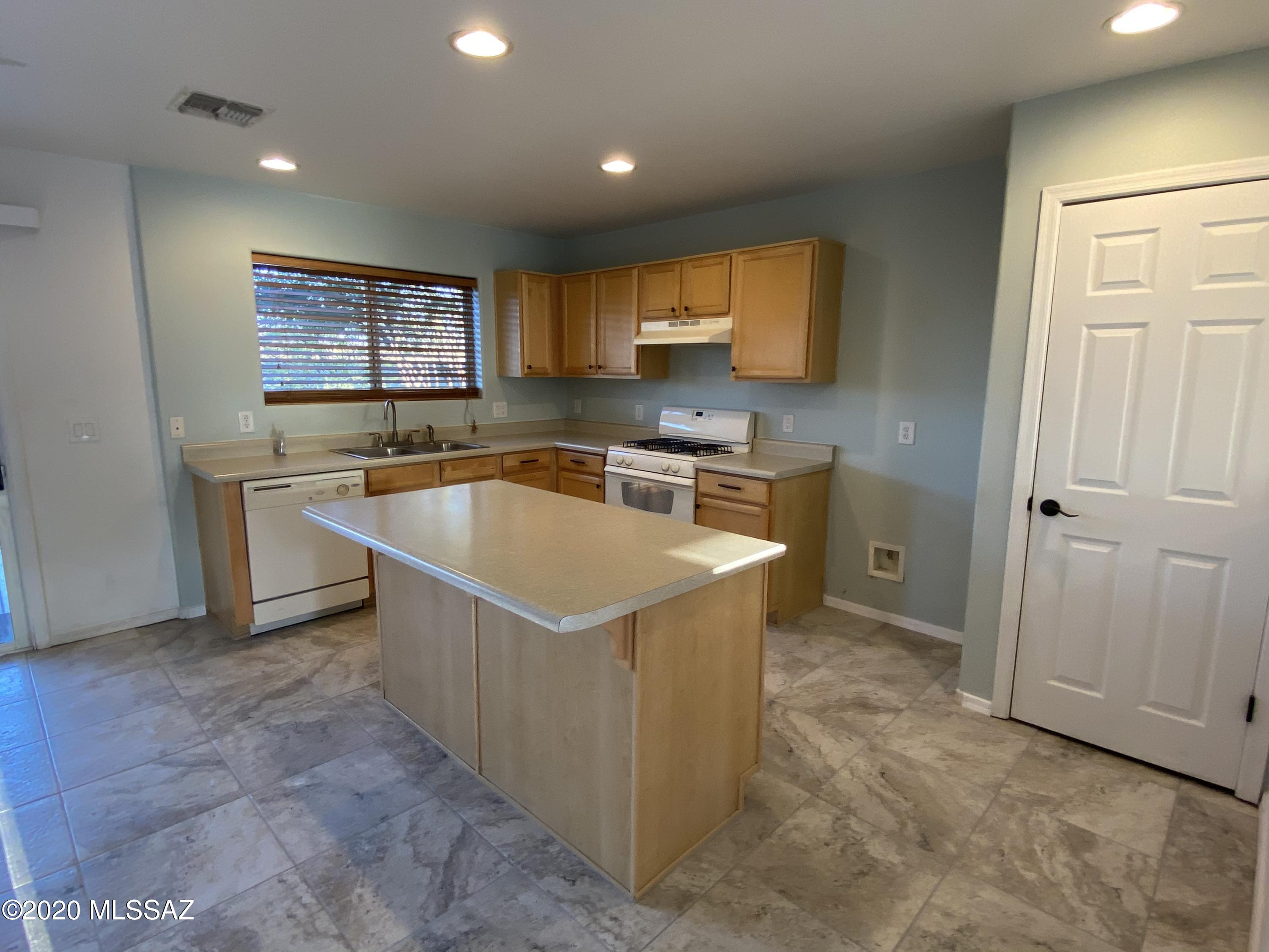 6885 South Harrier Loop Tucson, AZ 85756 - Photo 4 of 16