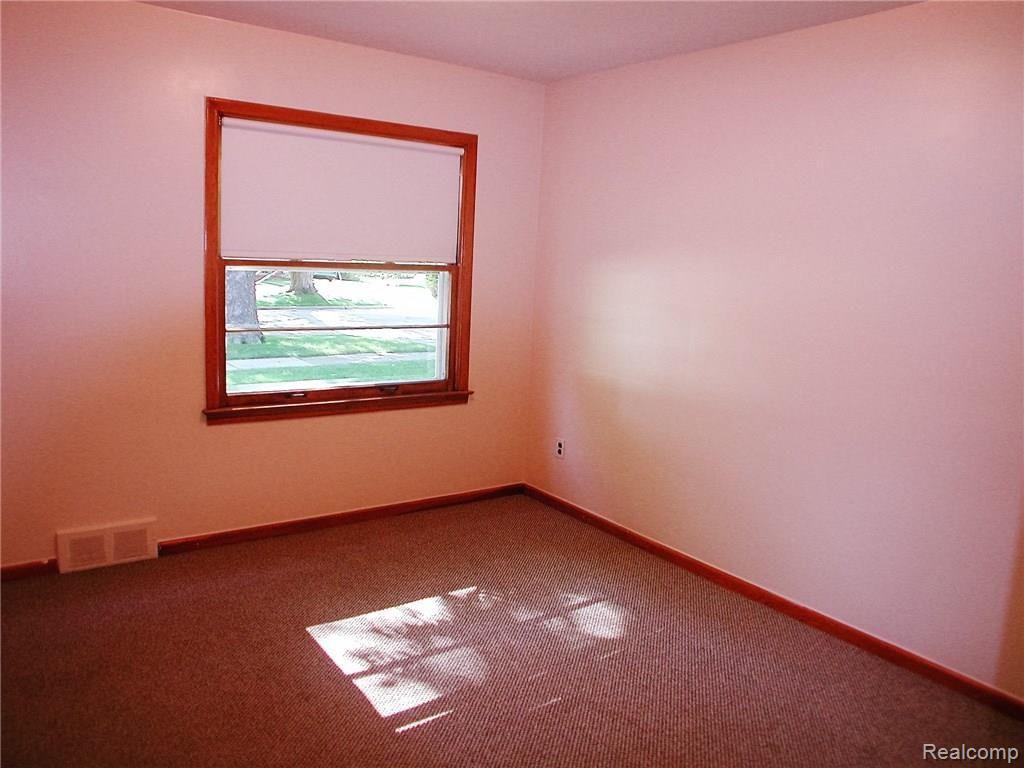 9241 Reeck Road Allen Park, MI 48101 - Photo 9 of 17 DSCN4320.JPG