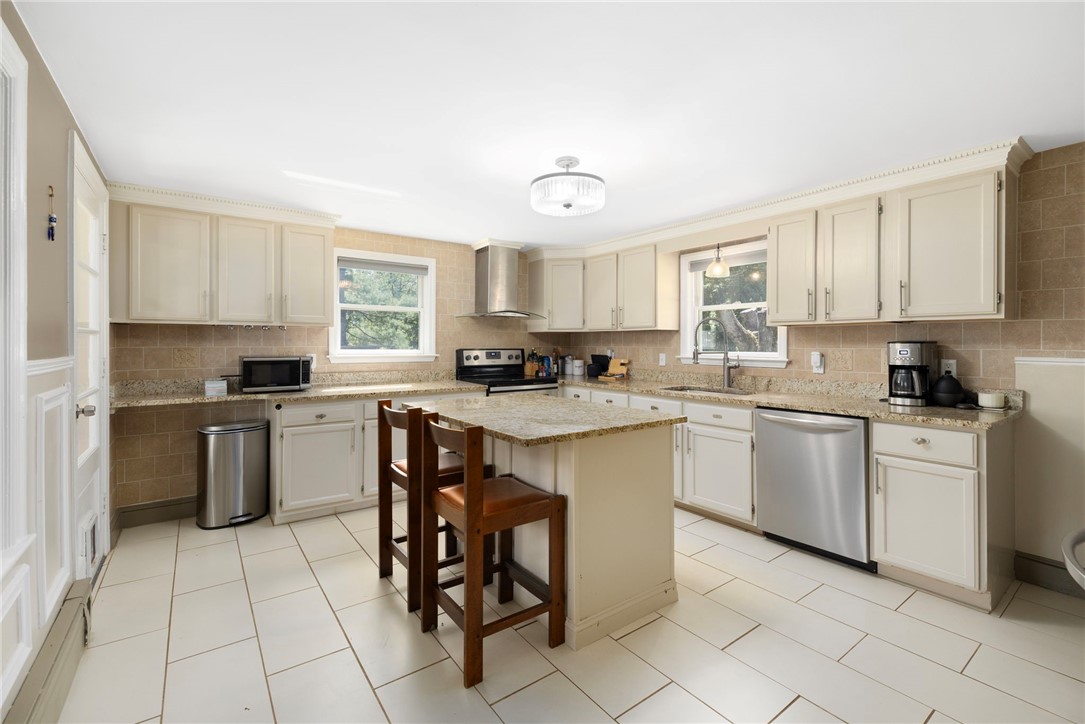 222 Old County Road Smithfield, RI 02917 - Photo 5 of 35