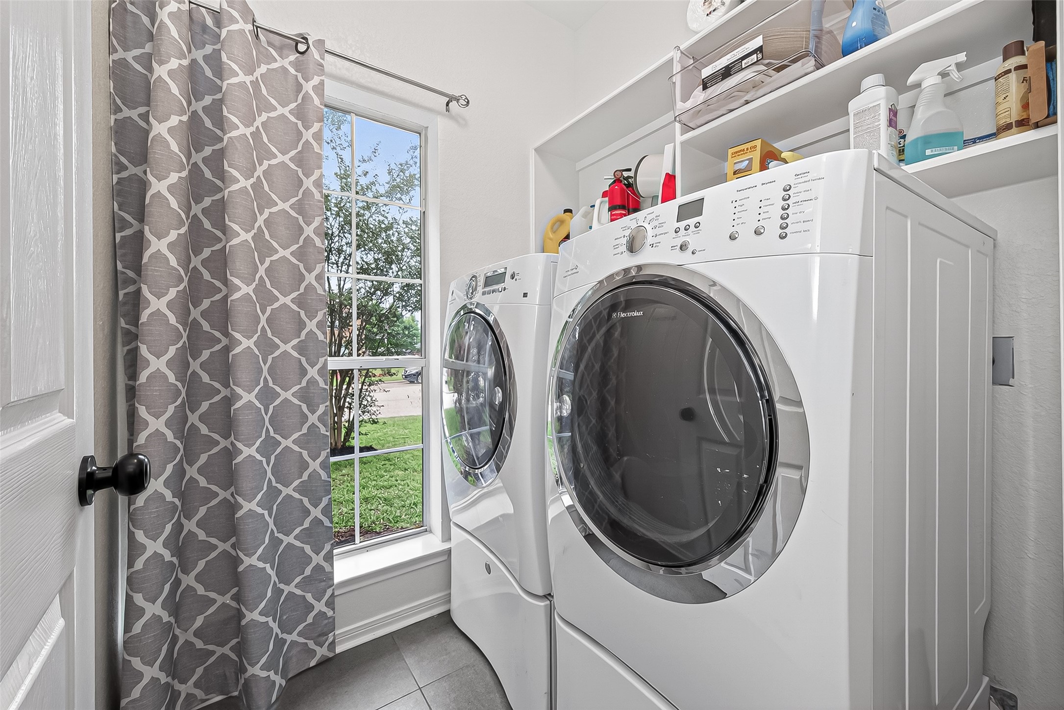7411 Stonesfield Place Spring, TX 77389 - Photo 16 of 43 1st Floor - Laundry room with natural lighting.