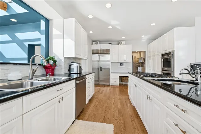 $1,895,000 | 12 East Penny Road, South Barrington, IL 60010