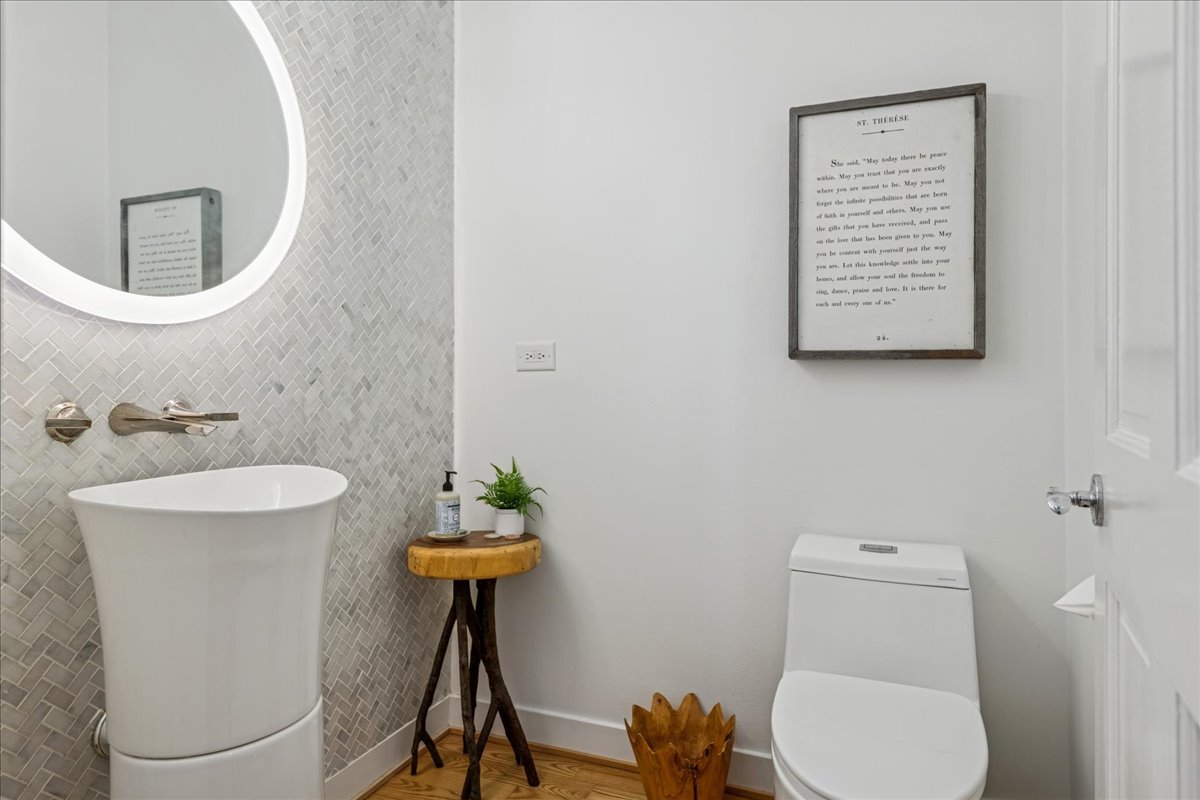12 East Penny Road South Barrington, IL 60010 - Photo 18 of 61 a bathroom with a toilet a sink and mirror