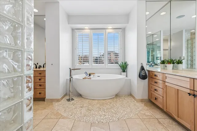 $1,895,000 | 12 East Penny Road, South Barrington, IL 60010