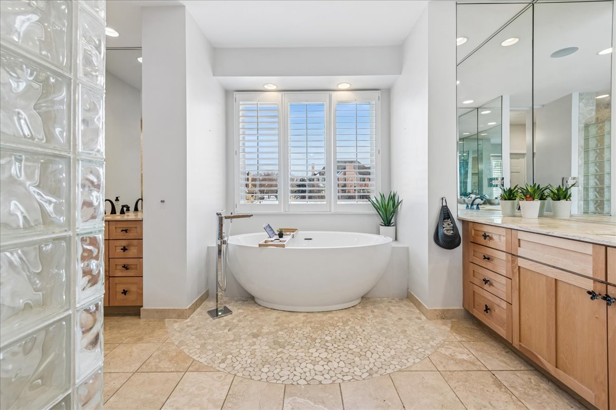 12 East Penny Road South Barrington, IL 60010 - Photo 20 of 61 a bathroom with a bathtub and sink