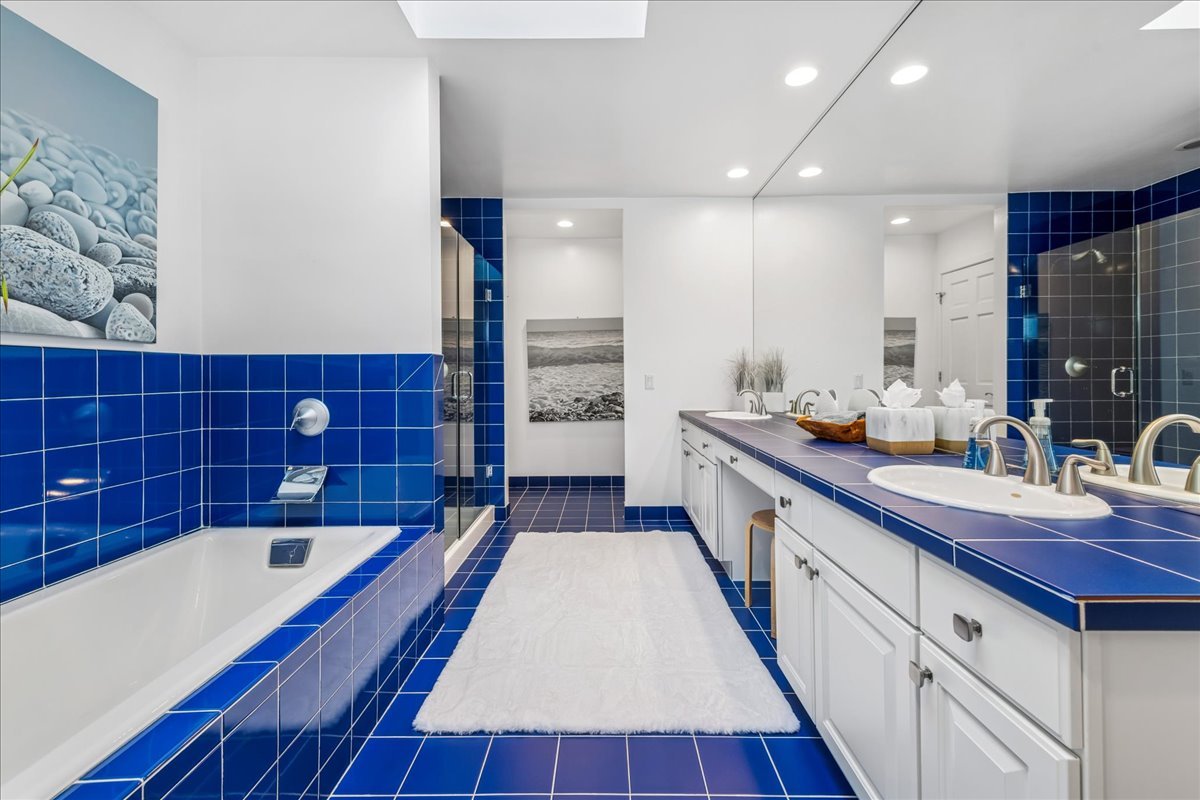 12 East Penny Road South Barrington, IL 60010 - Photo 28 of 61 a bathroom with a sink and a bathtub