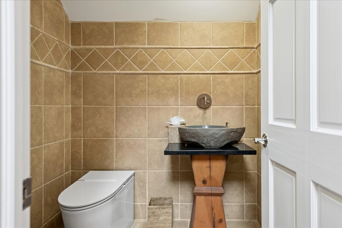 12 East Penny Road South Barrington, IL 60010 - Photo 42 of 61 a bathroom with a toilet and a sink