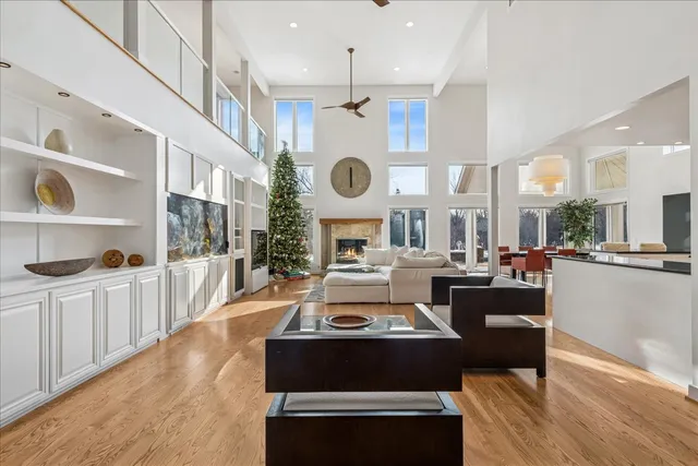 $1,895,000 | 12 East Penny Road, South Barrington, IL 60010