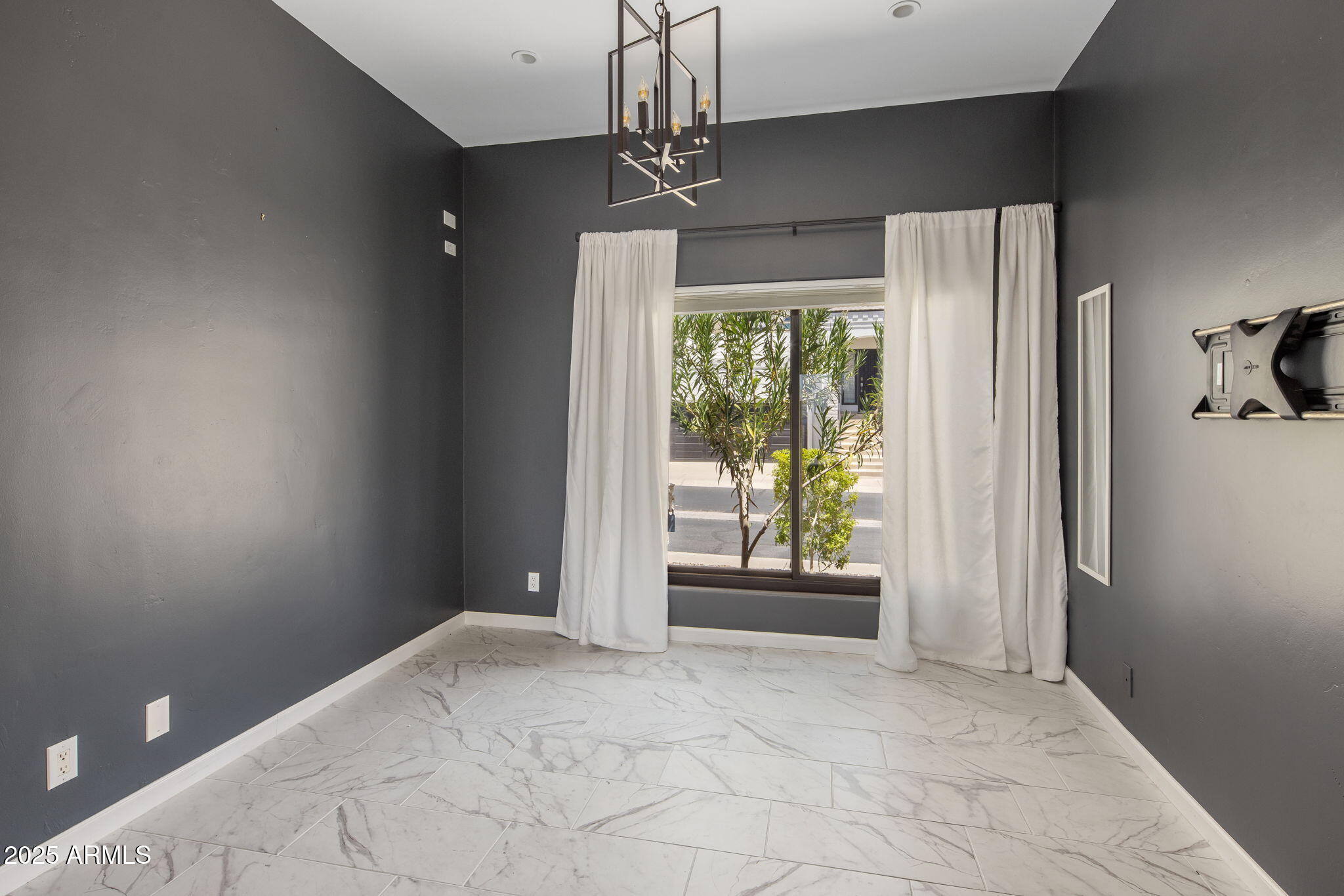 21 West Beryl Avenue Phoenix, AZ 85021 - Photo 20 of 35 a view of livingroom with window