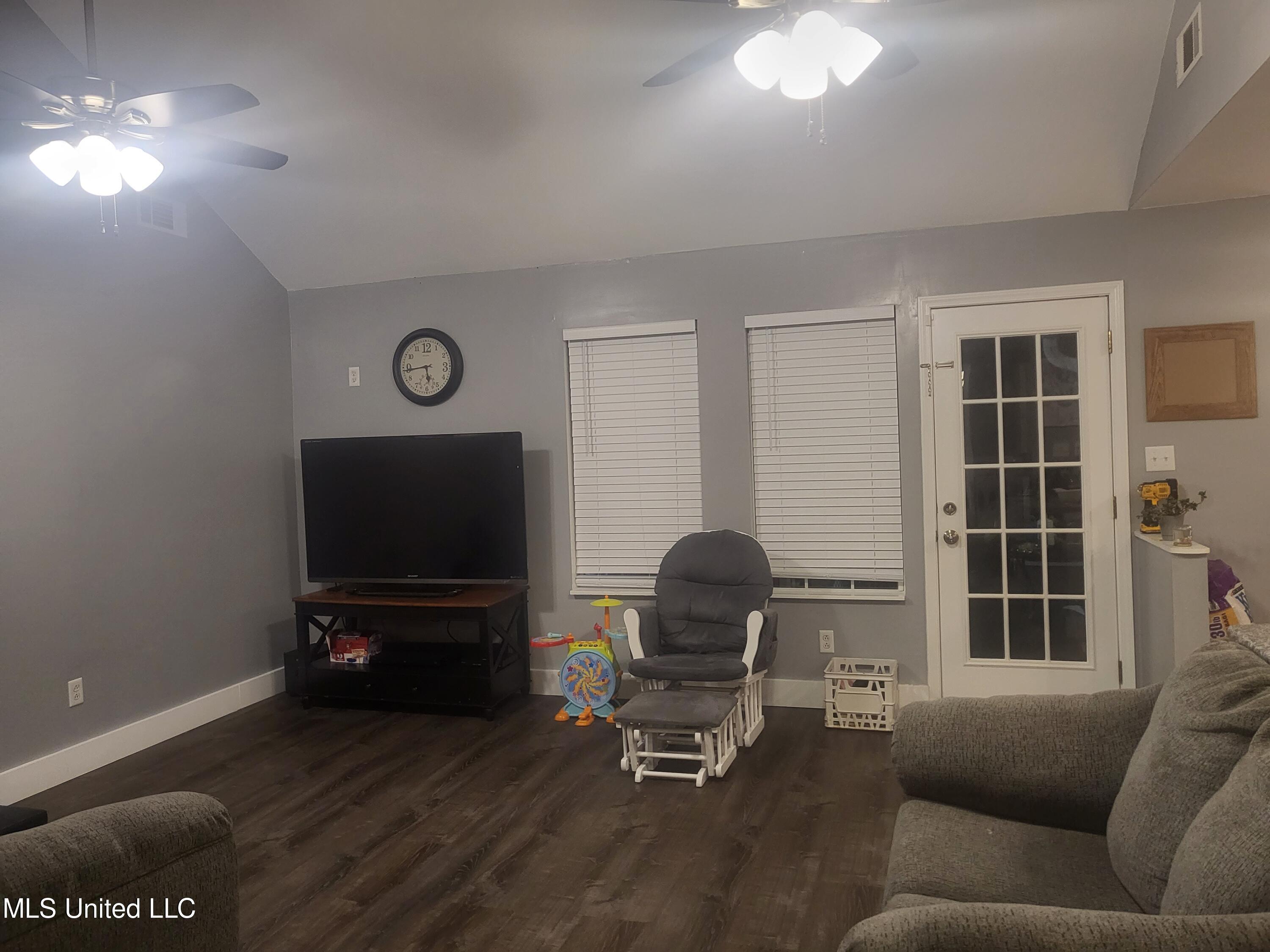 257 Jones Road Coldwater, MS 38618 - Photo 3 of 15 20221109_174314