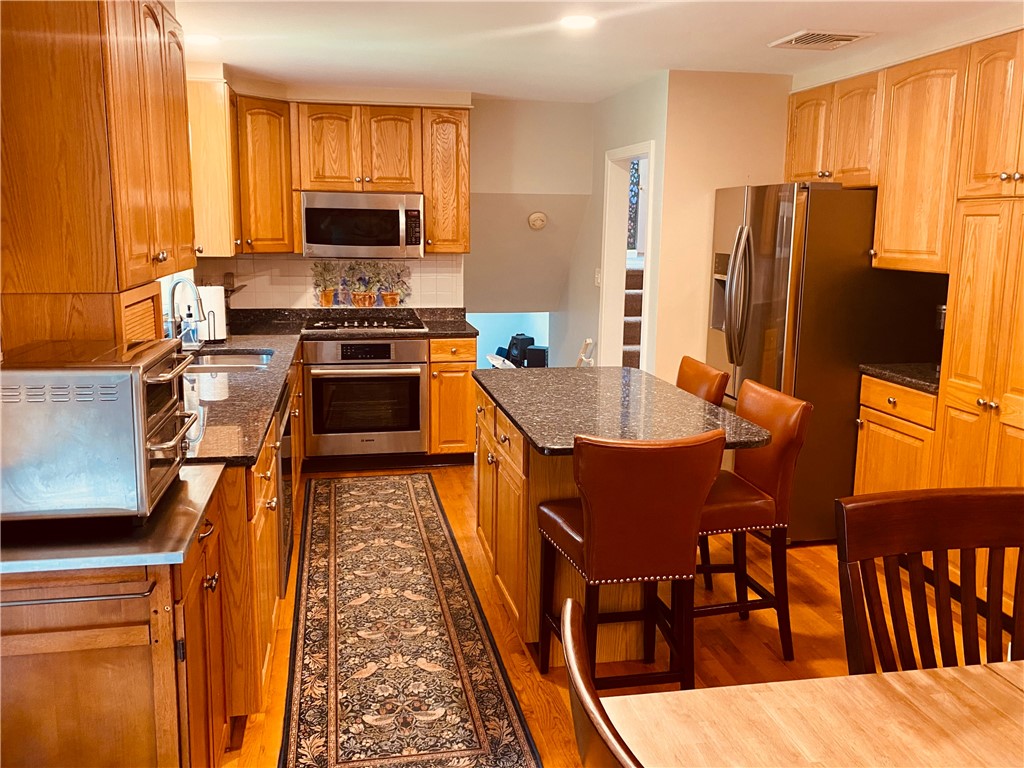 643 Middle Road East Greenwich, RI 02818 - Photo 4 of 34 Gallery Image 4