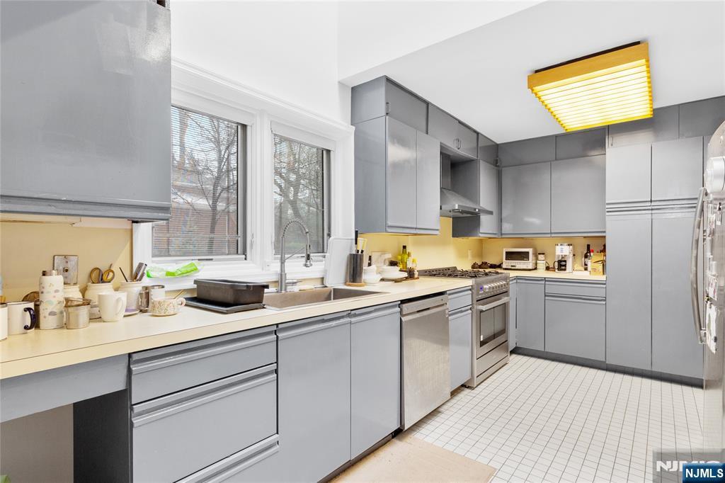 55 Hidden Ledge Road Englewood, NJ 07631 - Photo 6 of 22