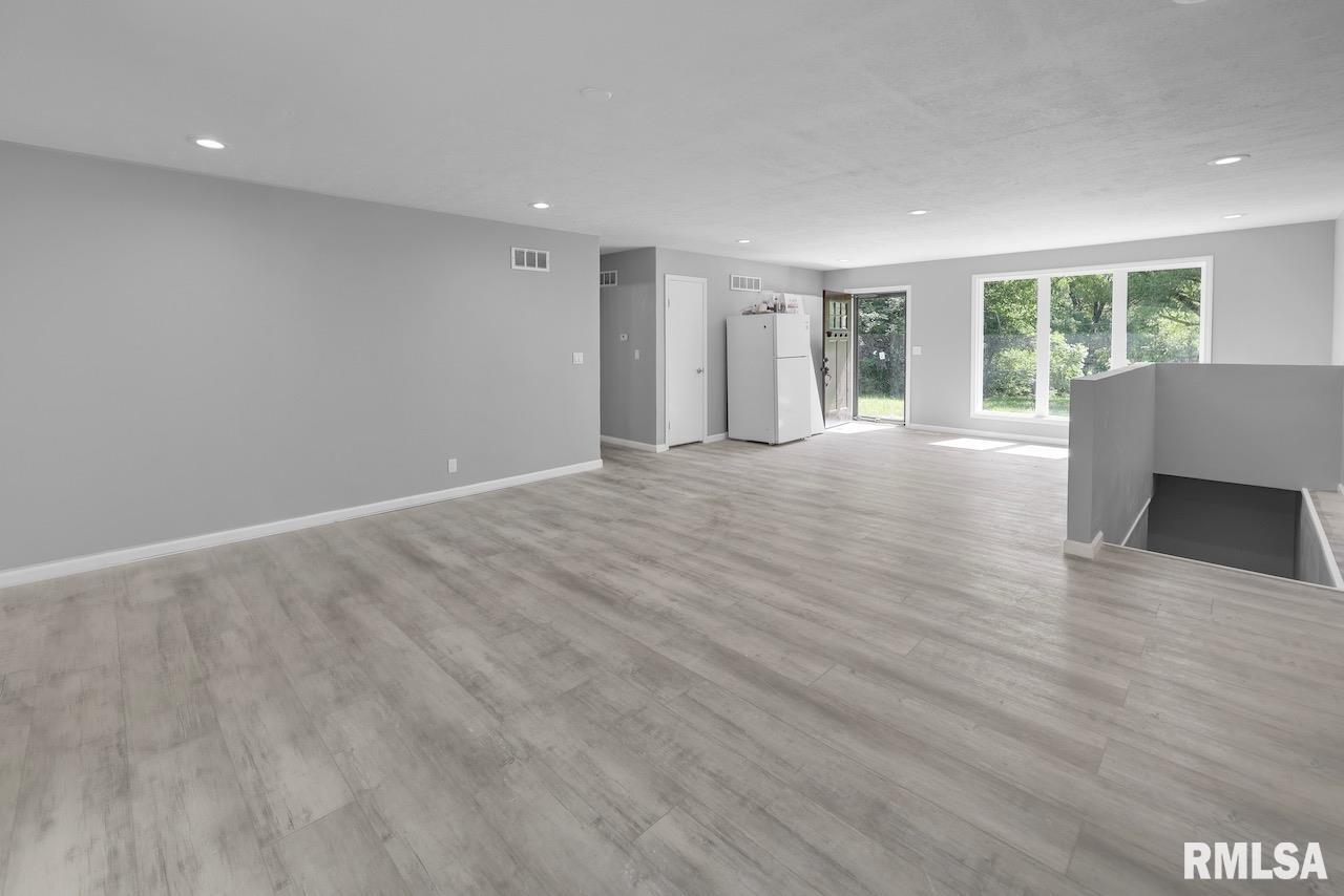 5301 North Koerner Road Peoria, IL 61615 - Photo 8 of 32 Gallery Image 8