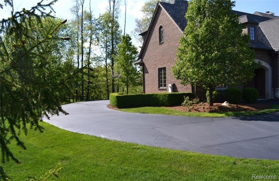 4676 Wind Ridge Court Rochester, MI 48306 - Photo 56 of 67 56 - Circle Drive.JPG