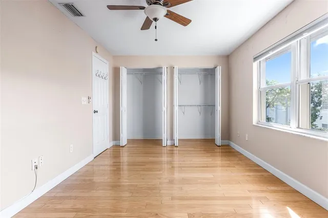 a view of an house with backyard and garden