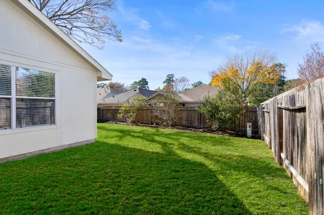 a view of a house with backyard and garden