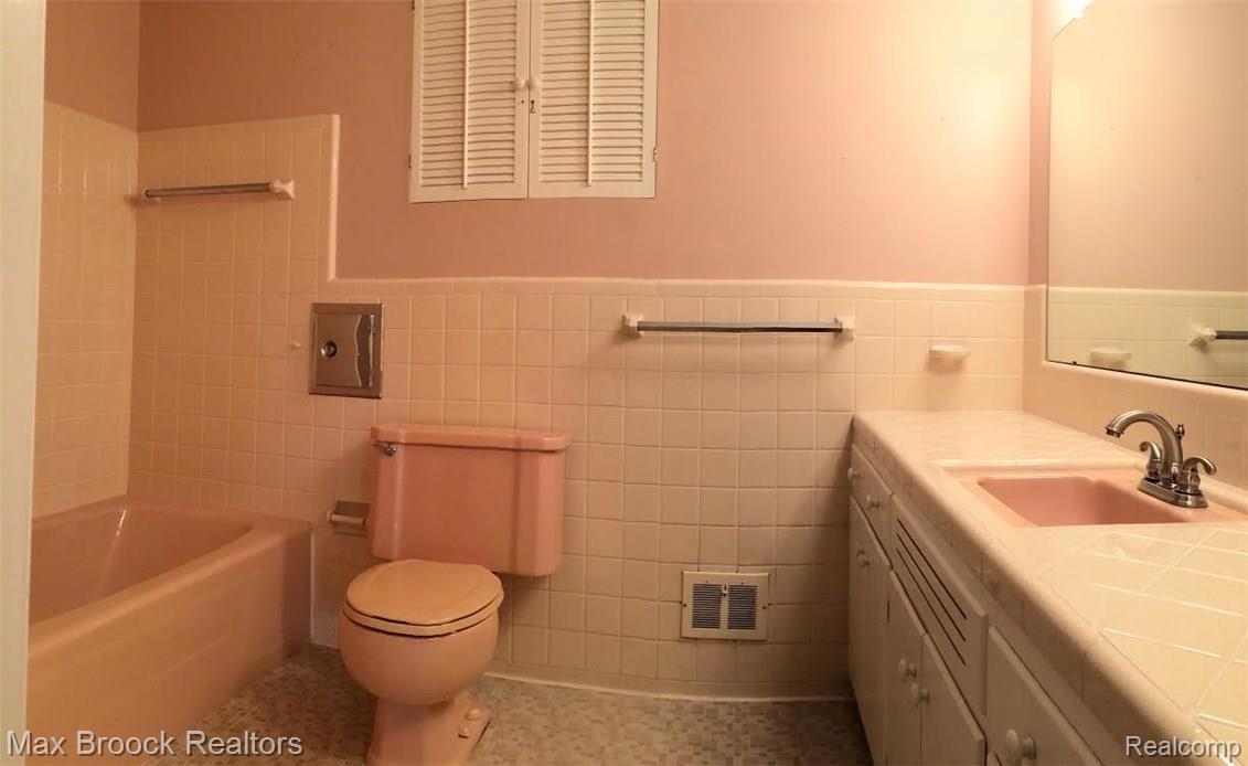 1081 Rock Spring Road Bloomfield Hills, MI 48304 - Photo 15 of 19 Shared full bath
