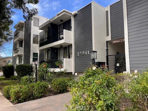 $3,349 | 22041 Costanso Street, Unit 103, Woodland Hills, CA 91364